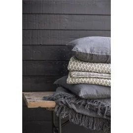 Grå quilt med mønster fra Ib Laursen