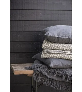 Grå quilt med mønster fra Ib Laursen