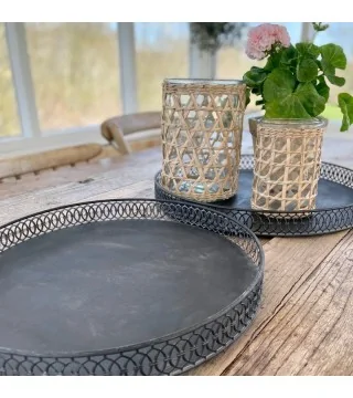 pyntebakke i sortmalet metal med pyntekant