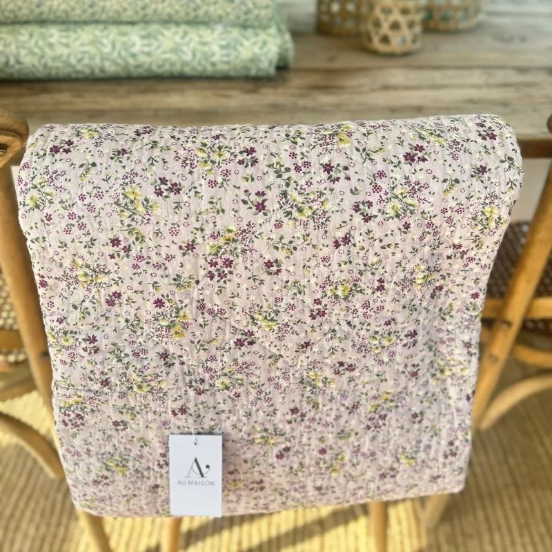 vattæppe i lilla med blomster