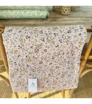 vattæppe i lilla med blomster
