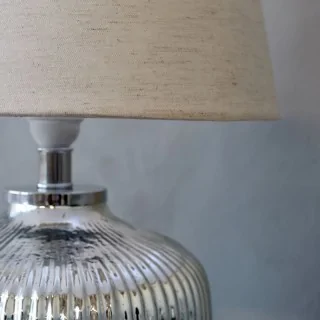 bordlampe i sølv med skærm i hør