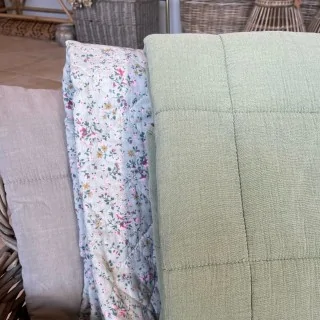 blomstret vattæppe / quilt i bomuld