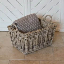 Flet kurv i grå rattan - stor med hank