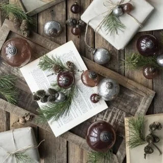 rød julekugle i pebbled glas