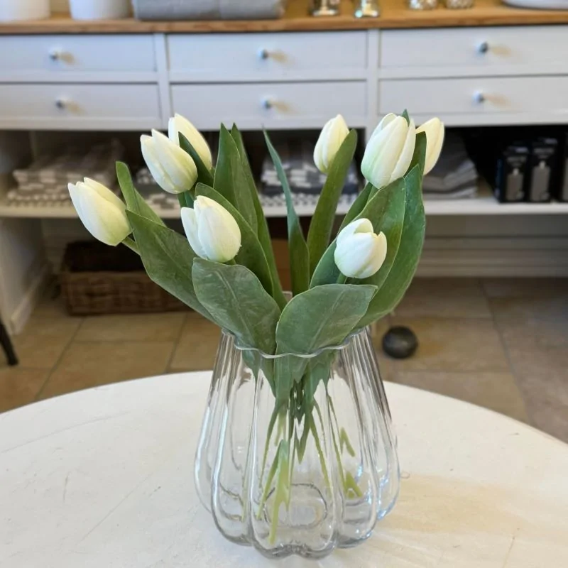hvide tulipaner i vase