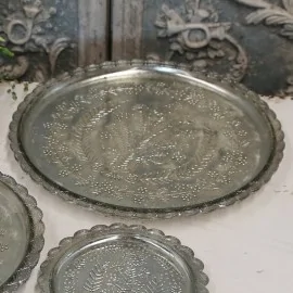 Rundt fad med mønster - antique sølv