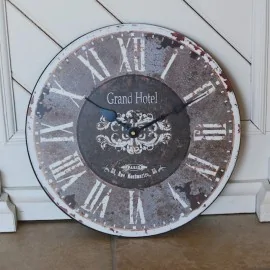 Vægur rundt "Grand hotel"