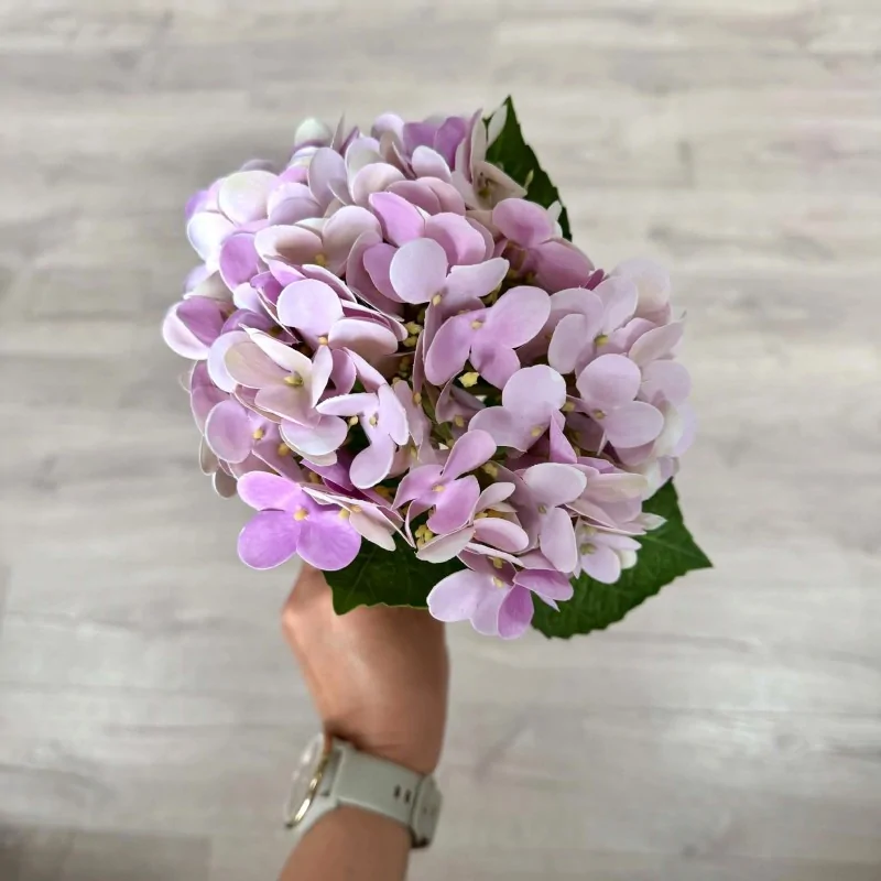Kunstig hortensia i rosa med Real Touch-kronblade og naturtro blomsterhoved på 60 cm.
