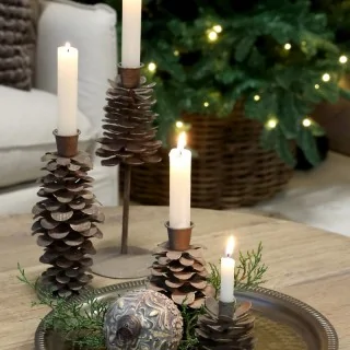 lysestage formet som kogle til efterår og jul