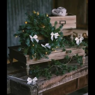 små sløjfer til pynt med gran og julepynt