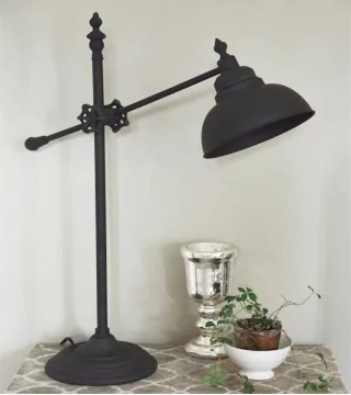 Bordlampe i mørk metal fra JDL