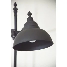 Bordlampe i mørk metal fra JDL