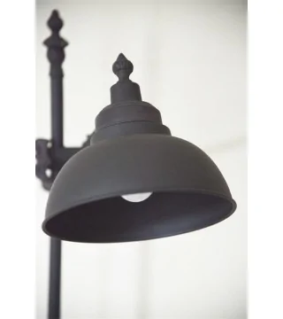 Bordlampe i mørk metal fra JDL