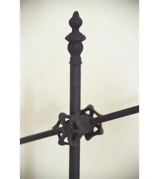 Bordlampe i mørk metal fra JDL