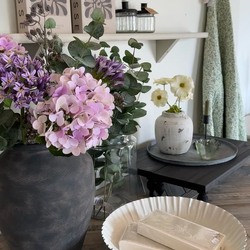 HUSK at gårdbutikken er lukket i denne og næste uge ☀️

Man kan stadig shoppe smukke blomster, vaser, lysestager og andet interiør på frkwurtz.dk. 

Jeg pakker nemlig jeres fine ordrer ind imellem strandture, god mad, drinks og hygge med familien 😄☀️

Jeg håber at I nyder sommeren og kan holde til varmen.

Kh. Nanna / @frk.wurtz 

#interiørbutik #brugskunst #interiørinspo #livsstilsbutik