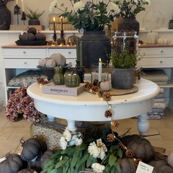 Det er slet ikke til at forstå, at butikken snart skal “klædes” om til jul 🎄🫣

Jeg suger alt den efterårsstemning til mig, som jeg kan imens jeg ligeså stille forbereder skiftet, der kommer om nogle uger 🤎🍂

Heldigvis er der meget af det smukke interiør, som kan bruges og mikses henover efterår, jul og vinter - fx. stager, kogler og blomster. 👏🏼 

Er I begyndt at tænke lidt i julen? Eller er det et fy-ord indtil december? 😂

#interiørbutik #livsstilsbutik #nordjylland