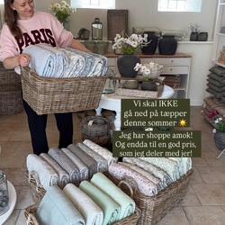 … altså der var tilbud, og så må man jo gerne 🤭

Og jeg sender de gode rabatter videre til jer kunder, så I kan shoppe vattæpper til kun 221,25 kr. 👏🏼 

Bruger I også tæpper ude som inde? 

Der er flere end der vises her - både på frkwurtz.dk samt i gårdbutikken her i Vesthimmerland. 

Tilbuddet gælder i juni måned, så længe lager haves. 

#interiørbutik #tæpper #brugskunst #vesthimmerland