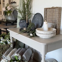 2 ugers fødselsdagsfejring i den lille butik er ved at nå enden 🤗🇩🇰 På lørdag er der åben 10.00-13.00 (den sidste lørdagsåben i denne omgang). 

Kig forbi til gode tilbud og masser af hygge til boligen 💚🌿

… håber ikke at vi smelter væk i varmen i morgen 🫠😅

Rigtig god aften. 

Kh. Nanna / Frk. Würtz

#livsstilsbutik #interiørinspiration #nordiskinteriør #vesthimmerland #boliginspiration 

Interiør og stemning til boligen i nordisk og romantisk stil. Rustik nordisk mikset med det lyse og mere bløde udtryk. 
Butikken ligger på landet i Vesthimmerland.