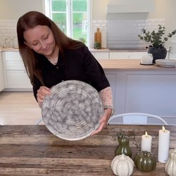 Efterårshygge til spisebordet eller sofabordet 🍂

Flere pyntegræskar i keramik har fundet vej til butikken, og her får I lidt inspiration til hvordan de kan bruges sammen med det smukke fad fra Ib Laursen og kransen med de grønne perler. 😍

Hvad syntes I om dette match? 

Disse græskar koster kun 49 kr. og findes i 2 størrelser / 2 farver. 🍂 Sig endelig til hvis jeg skal sende link eller hop ind på frkwurtz.dk.

#græskar #pynteting #interiørinspiration #interiørtips #livsstilsbutik 

Efterårshygge til boligen i nordisk og skandinavisk stil.